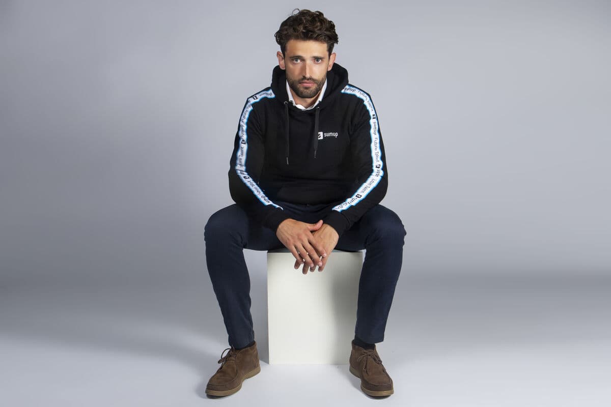 Estampar ropa corporativa: técnicas, tejidos y costes por posición