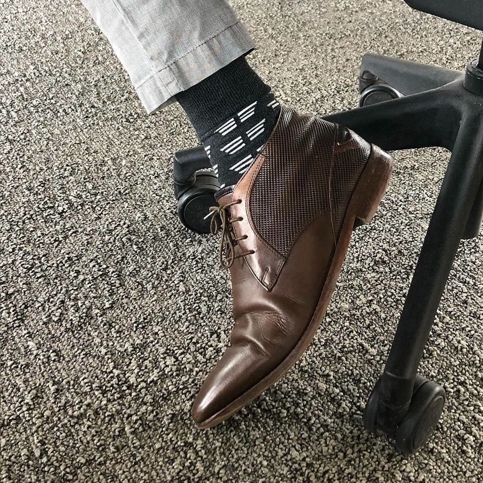 Calcetines de marca con estampado azul marino combinados con zapatos de vestir de cuero marrón