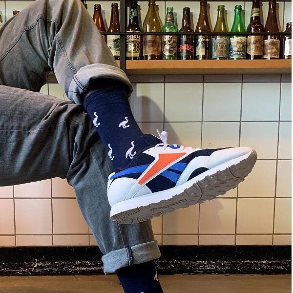 Calcetines de marca azul marino con un motivo sutil combinados con zapatillas