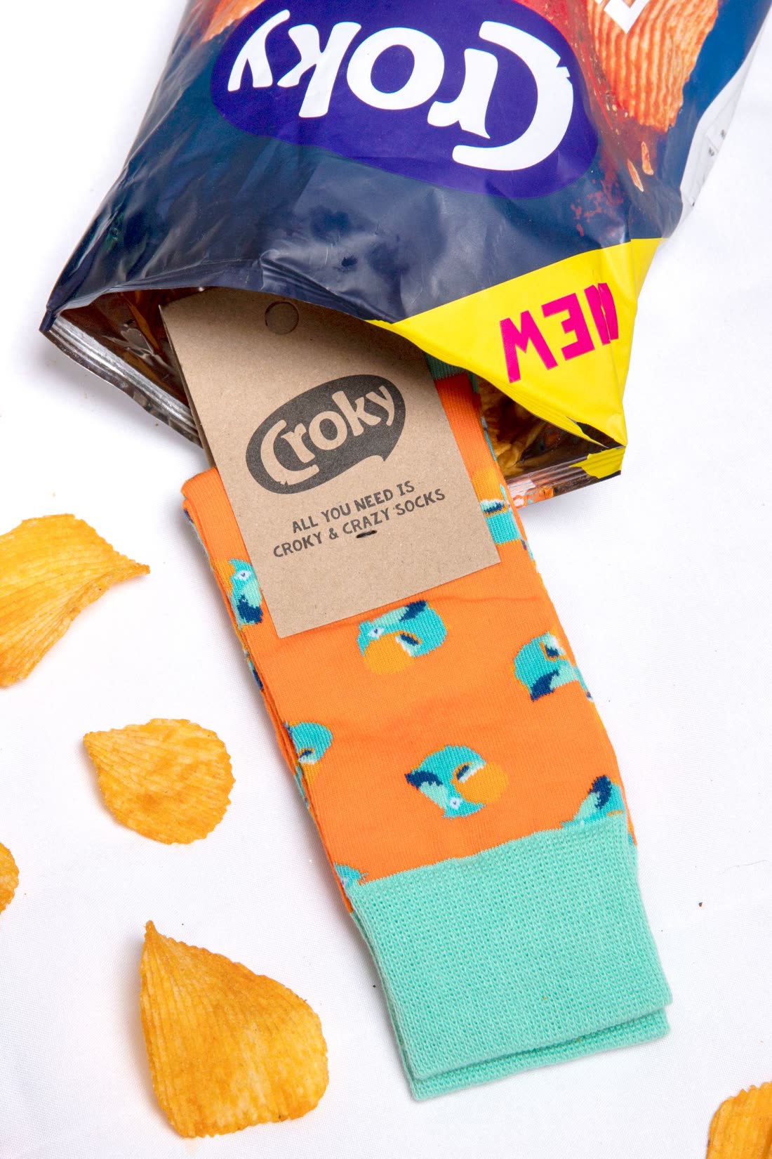 Calcetines de marca presentados dentro de una bolsa de patatas Croky co-branded
