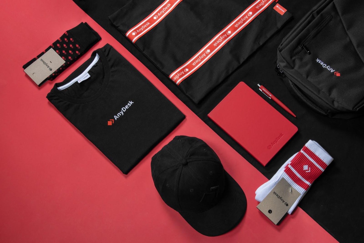 Camiseta y calcetines de marca AnyDesk sobre fondo rojo