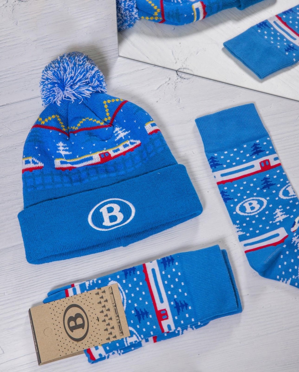 Gorro de punto azul de marca sobre fondo de madera