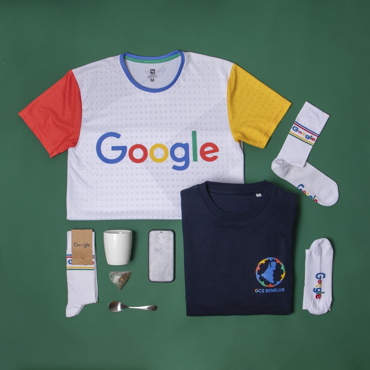 Camiseta deportiva de marca sobre fondo verde