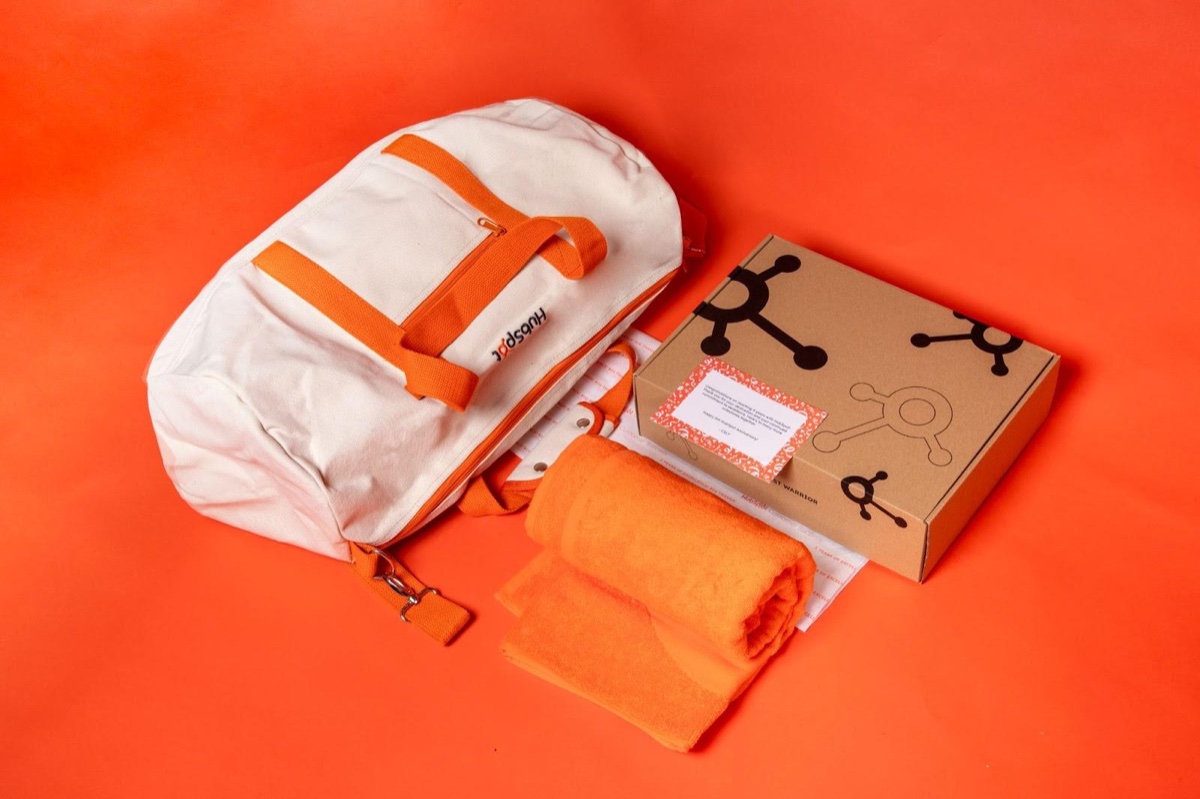 Mochila naranja de marca sobre fondo naranja