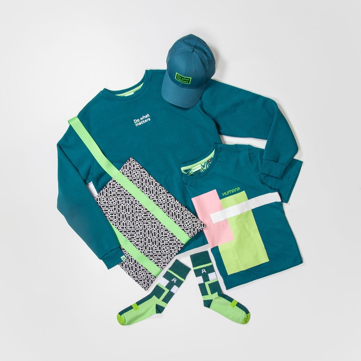 Sudadera con capucha verde de marca Human8 con correa estampada