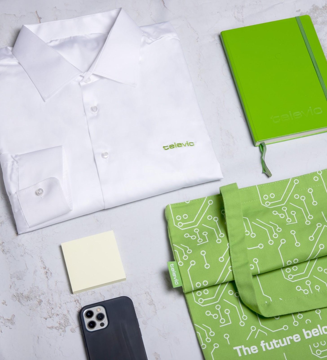 Camisa blanca doblada — ejemplo de hero item de welcome kit pulido