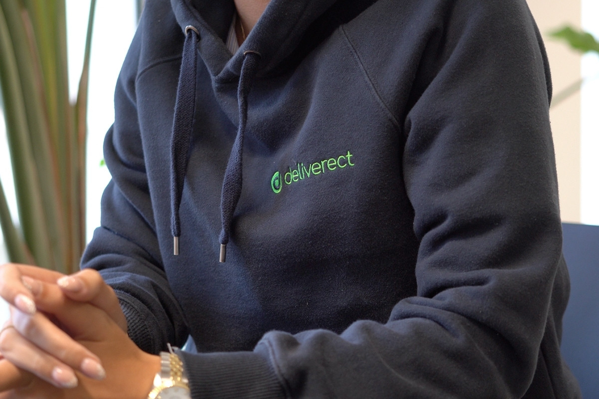 Deliverect-Team mit gebrandeter Merchandise