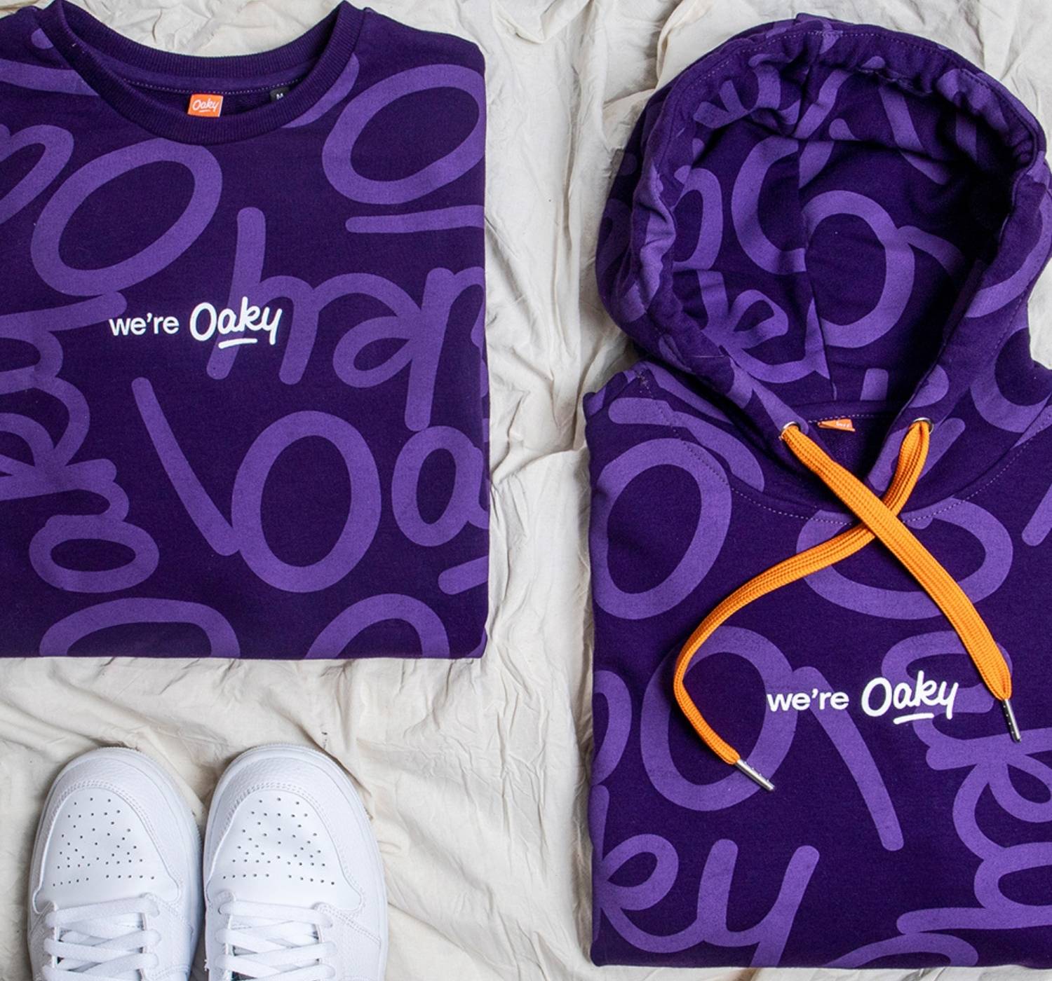 Oaky-Team trägt gebrandete Merchandise